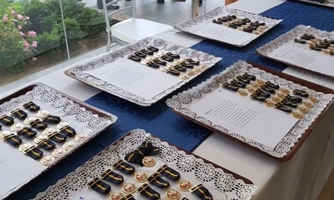 Condecoraciones dispuestas en bandejas para su entrega