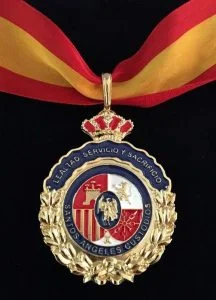 Medalla con corona de laurel sobre fondo oscuro