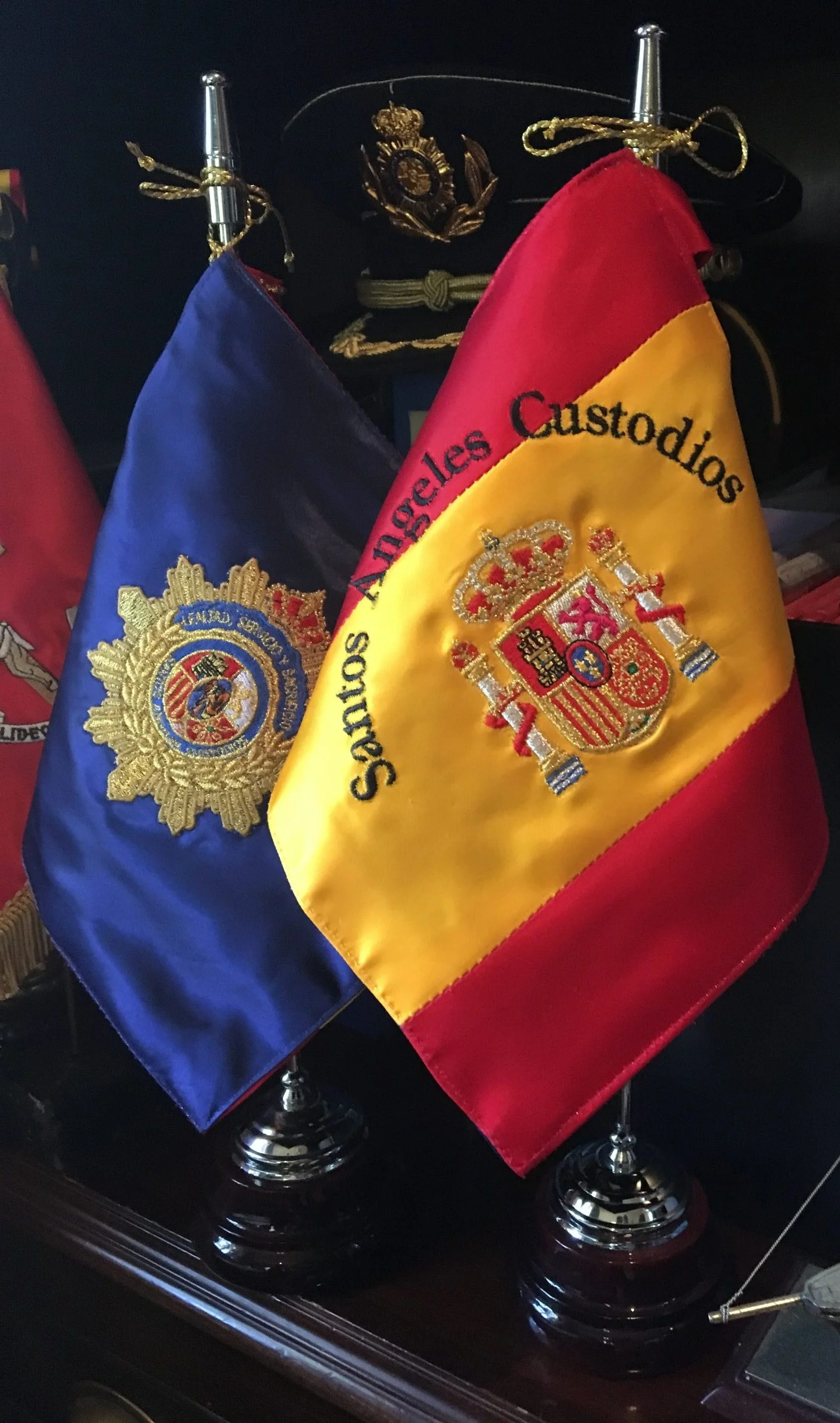 Guion bordado de la Asociación junto a la bandera de España