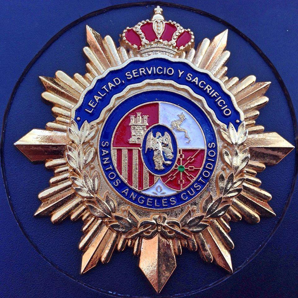 Emblema dorado de la Asociación en primer plano