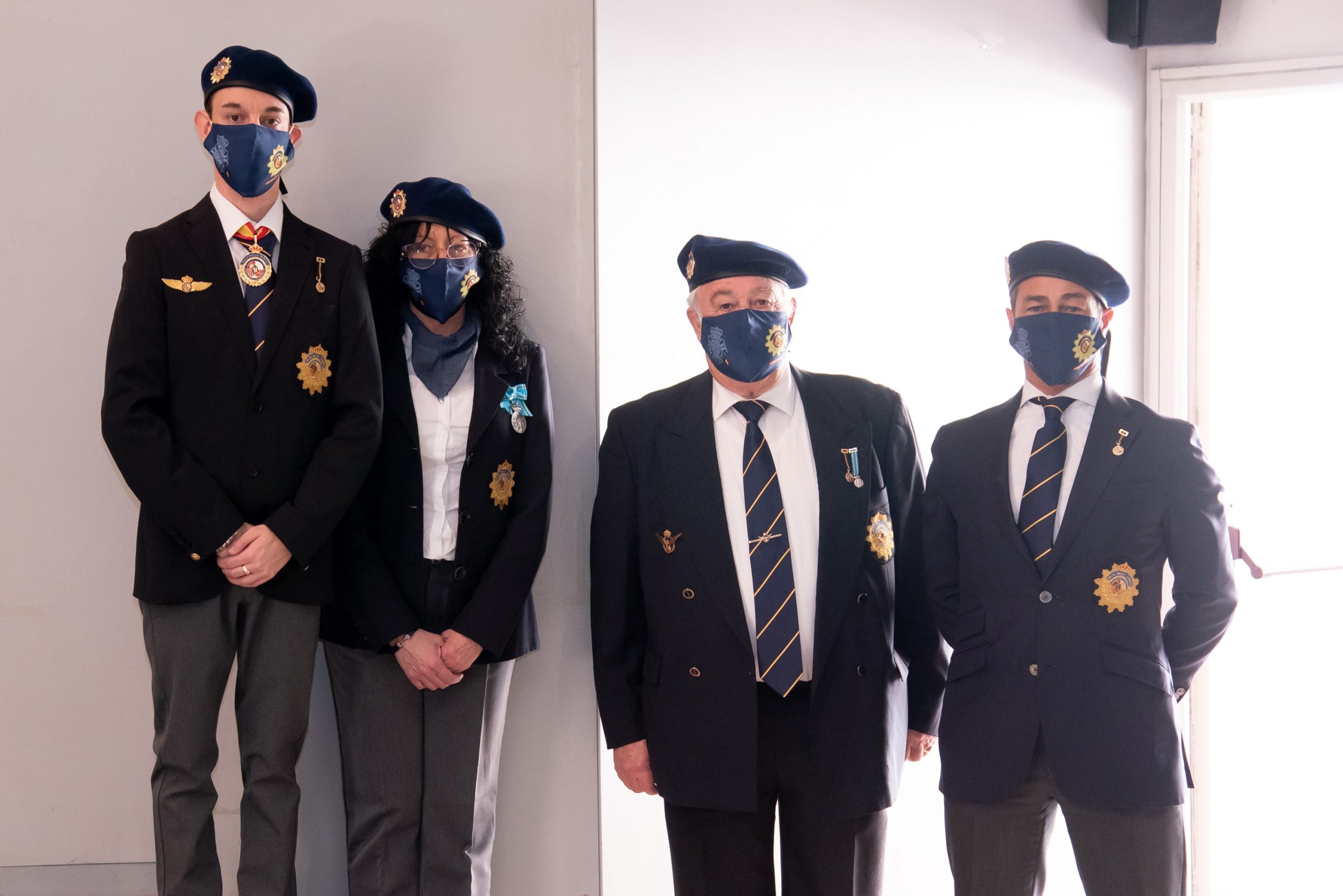 Socios con boina y blazer de la Asociación