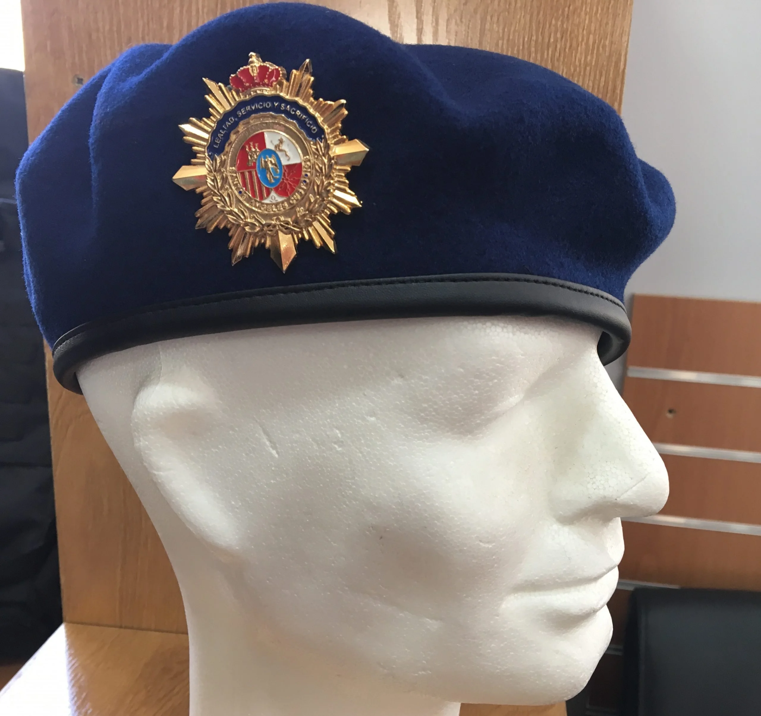Boina azul con el emblema de la Asociación